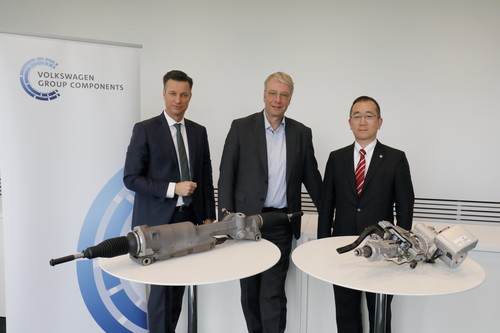 VW und NSK haben eine enge Zusammenarbeit bei Lenksystemen vereinbart (v.l.): Thomas Schmall, Vorstandsvorsitzender der Volkswagen Group Components, Dr. Stefan Sommer, Vorstand der Volkswagen AG sowie Masatada Fumoto, Chief Executive Officer von NSK Europe.