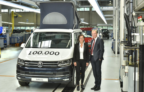 VWN-Betriebsvorsitzende Bertina Murkovic und VWN-Markenvorstand Dr. Eckhard Scholz mit dem 100 000. California aus dem Werk Hannover-Limmer. 