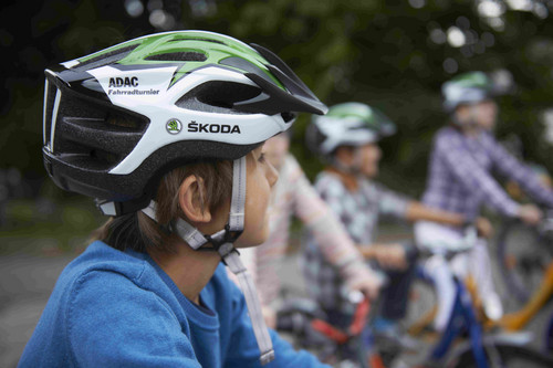 Während der ADAC Fahrradturniere sind Kinder mit Helmen gut geschützt.
