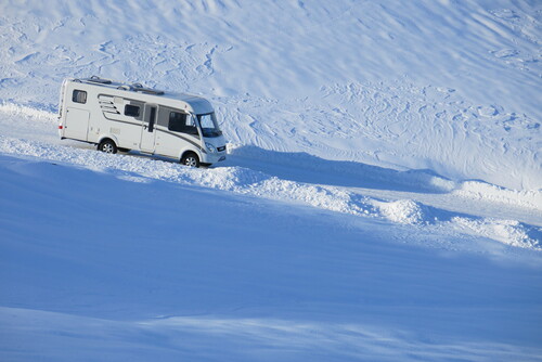 Wer mit dem Wohnmobil in der kalten Jahreszeit in alpinen Regionen unterwegs ist, sollte besser auf Winter- als auf Ganzjahresreifen setzen.