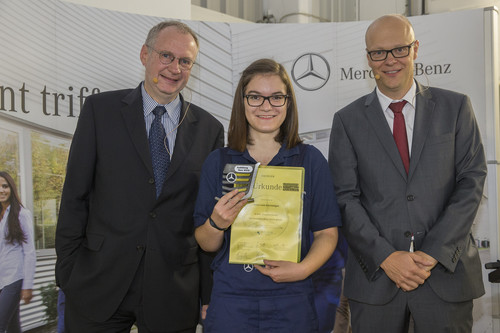 Werkleiter Gerald Jank (l.) und Ausbildungsleiter Daniel Brunner begrüßen mit Anna Luise Schmiedgen den 5555sten Azubildenden im Mercedes-Benz-Werk Wörth.
