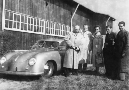 Werksabholung bei Porsche: Erste Abholung in Zuffenhausen am 26. Mai 1950.