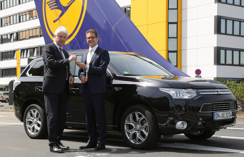 Werner Frey (links), Geschäftsführer des Mitsubishi-Importeurs MMD Automobile, übergibt Hertz-Flottendirektor Sören Hensen den Schlüssel für einen Mitsubishi Plug-in Hybrid Outlander.