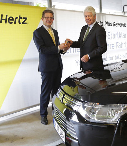 Werner Frey (rechts), Geschäftsführer des Mitsubishi-Importeurs MMD Automobile, übergibt Hertz-Flottendirektor Sören Hensen den Schlüssel für einen Mitsubishi Plug-in Hybrid Outlander.