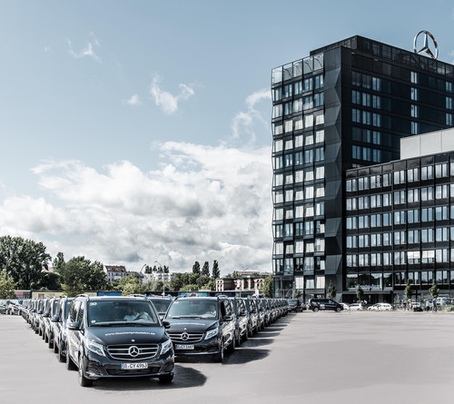 Zum Start der V-Klasse Deutschland-Tour haben sich in Berlin 50 Mercedes-Benz V-Klassen zu einem großen V zusammengefügt.