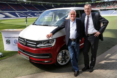 Zur Vertragsunterzeichnung in der HDI Arena zeigt der Vorsitzende des Markenvorstands Volkswagen Nutzfahrzeuge, Dr. Eckhard Scholz, dem 96-Präsidenten Martin Kind (links) das Launchmodell des neuen Transporters Generation Six.