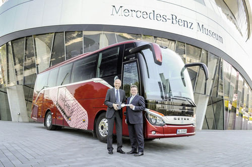 Ulrich Bastert, Leiter Marketing, Sales and After Sales Daimler Buses, übergibt den neuen S 511 HD für das Daimler-Versuchsgelände vor dem Stuttgarter Mercedes-Benz-Museum an Frank Deiss, Leiter des Mercedes-Benz-Werkes Untertürkheim.