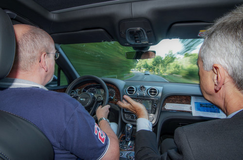 Fahrt im Erprobungsfahrzeug des Bentley Bentayga Diesel mit Entwicklungschef Rolf Frech (r.).