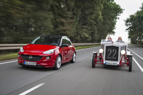 Opel Adam und Loryc Electric Speedster auf gemeinsamer Ausfahrt.
