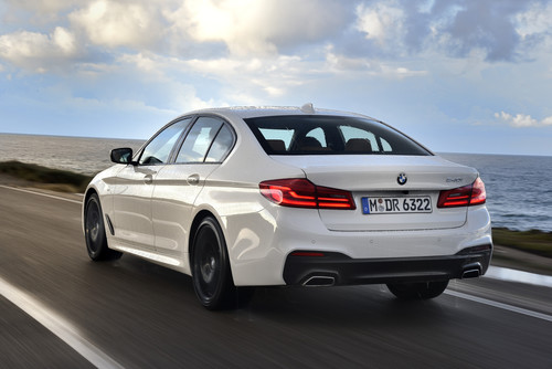 BMW 540i vor passend dramatischem Hintergrund..