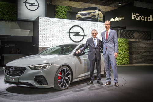 PSA-Vorstandsvorsitzender Carlos Tavares und Opel-Chef Michael Lohscheller (rechts) präsentieren den Insignia GSi.