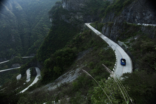 Range Rover Sport SVR bei seiner Rekordfahrt auf der Tianmen Road in China.