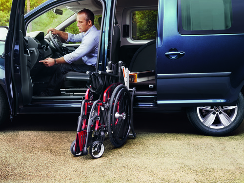 VW Caddy mit Rollstuhlverladehilfe Ladeboy S2 von Rausch Technik.