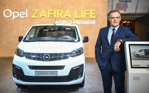 Opel-Marketing- und Vertriebschef Xavier Duchemin präsentiert auf dem Brüsseler Autosalon den Zafira Life.