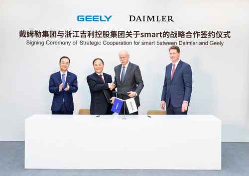 Vertragsunterzeichnung zur Gründung eines Joint Ventures für Smart (von links): An Conghui (Präsident der Geely Holding), Geely-Chef Li Shufu, Daimler-Vorstandsvorsitzender Dieter Zetsche und Daimler-Entwicklungsvorstand Ola Källenius.