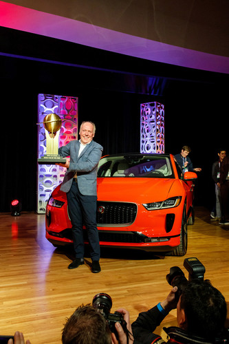 Gleich drei Mal konnte Jaguar Chefdesigner Ian Cullum beim &quot;World Car of the Year 2019&quot;-Award für den vollelektrischen Jaguar I-Pace einen Preis entgegennehmen.