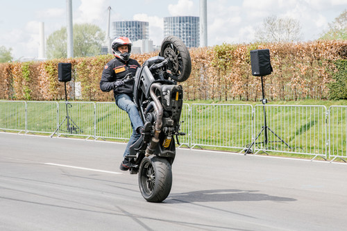 Eröffnung des Motorrad-Parcours der Autostadt: Stuntman Michael Threin in Aktion. 