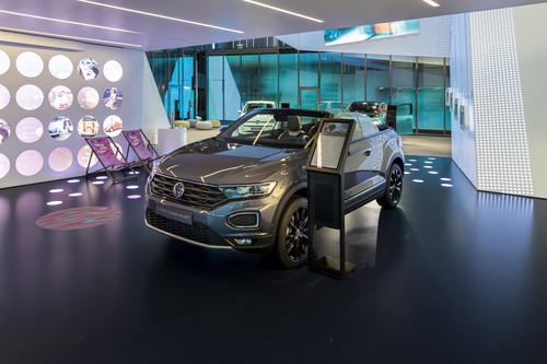 T-Roc-Cabriolet im Volkswagen-Pavillon der Autostadt. 
