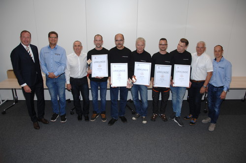 In der Firmenzentrale in Friedberg trafen sich die fünf Finalisten der deutschen „Techniker-Olympiade“ von Mitsubishi.