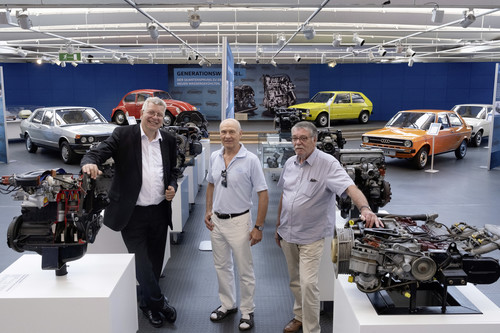 Ausstellung „Generationswechsel“ im Automuseum Volkswagen (von links): Eberhard Kittler (Vorstand Stiftung Automuseum), Michael Willmann (ehemaliger Motorenentwickler) und Martin Gebhardt (Vorsitzender des Freundeskreises Automuseum Volkswagen).