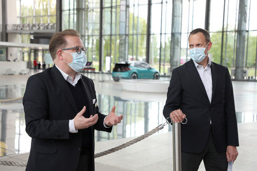 Wiedereröffnung der Autostadt: Parkleiter Jan Malte Kistler und Roland Clement in der Eingangshalle.
