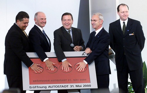 Eröffnung der Autostadt am 31. Mai 2000 mit dem damaligen Bundeskanzler Gerhard Schröder (Mitte).