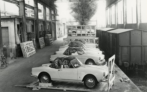 Eine Reihe von Alfa Romeo Giulietta Spider wird für die Verschiffung in die USA vorbereitet (1955).