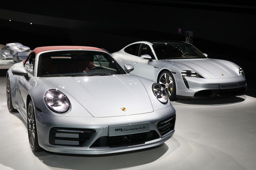 Im Autostadt-Pavillon: Porsche 911 Carrera 4S Cabriolet und Taycan Turbo S (r.).