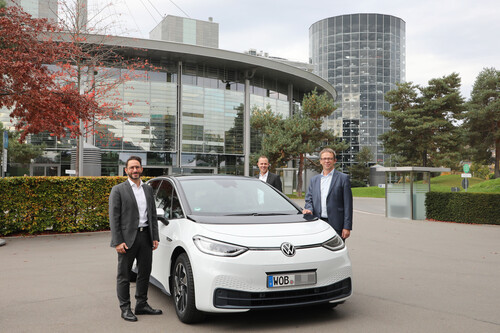 Das neue Dienstfahrzeug für den OB wurde vor den Toren der Autostadt übergeben (v.r.): Klaus Mohr, Roland Clement (Vorsitzender der Geschäftsführung der Autostadt) und Francesco Forte (Leiter Kundenmanagement von VW).