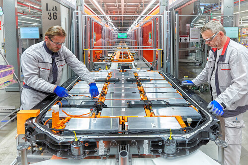 Construction of the driving battery at Audi.