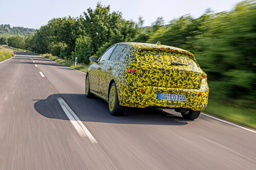 Getarnter Prototyp des neuen Opel Astra.