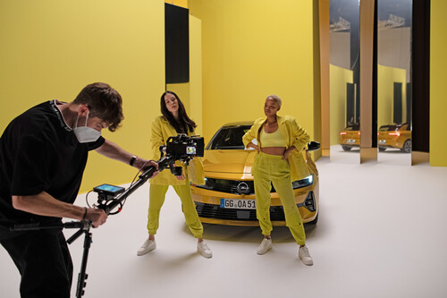 Der Opel Astra wird für ein Youtube-Video in Szene gesetzt.