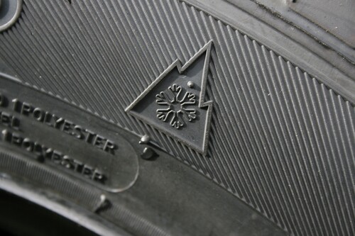 Das „Alpine“-Symbol, ein dreigezacktes Bergpiktogramm mit der Schneeflocke in der Mitte, kennzeichnet alle wintertauglichen Reifen. Das können auch Ganzjahresreifen sein.
