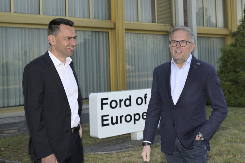 Europachef Stuart Rowley (r.) begrüßt Martin Sander als Vorsitzenden der Geschäftsführung der Kölner Ford-Werke GmbH und General Manager Ford Model e Ford Europa.