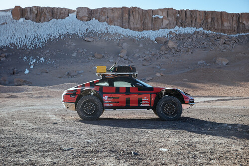 Mit einem stark modifizierten Porsche 911 Carrera 4S ist das Team von Romain Dumas auf den höchstgelegenen Vulkan der Welt, den Ojos Del Salado in Chile, gefahren. Erst bei 6007 Metern ging es nicht mehr weiter.