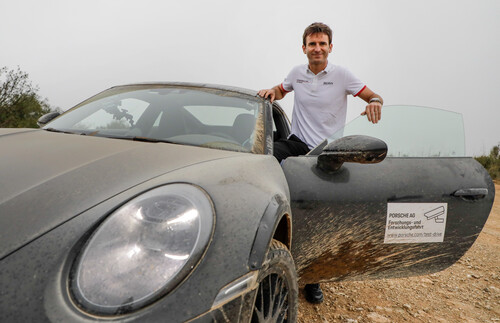 Romain Dumas mit dem Porsche 911 Dakar auf Erprobungsfahrt.