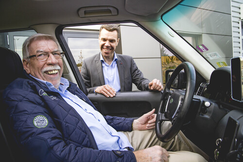 Günther Nawrocki (l.) hat seinen Range Rover III vor zehn Jahren mit 145.000 Kilometern übernommen und nun eine Million Kilometer auf dem Tacho, vorwiegend im Anhängerbetrieb. Technisch betreut wird der Wagen von Alexander Lemke vom Autohaus Feser Scharf in Nürnberg.