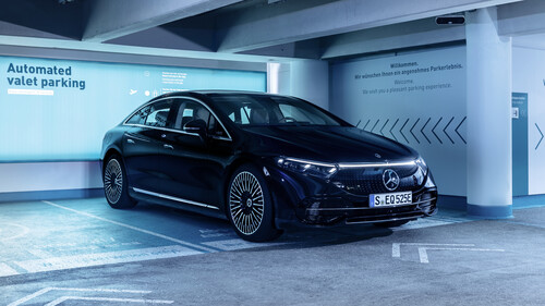 Mercedes-Benz hat als erster Hersteller weltweit die Freigabe für autonomes Ein- und Ausparken erhalten. Entwicklungspartner ist Bosch.