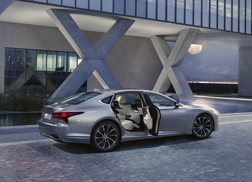 Lexus LS.