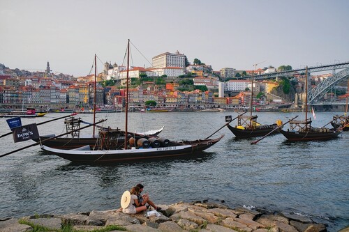 Porto: Die historischen Boote holte einst den Wein auf dem Rio Douro in die portugiesische Hafenstadt.l