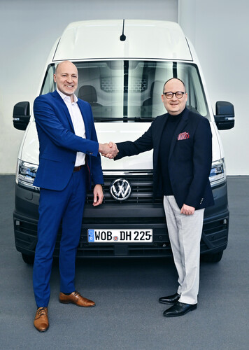 Vereinbaren die Lieferung von 6000 Crafter Kastenwagen: Hymer-Chef Alexander Leopold und VWN-Vetriebs- und Marketingvorstand Lars Krause (rechts).