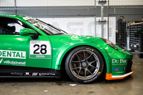 Dekra-Logo auf Startnummern der Porsche Carrera Cup-Fahrzeuge.