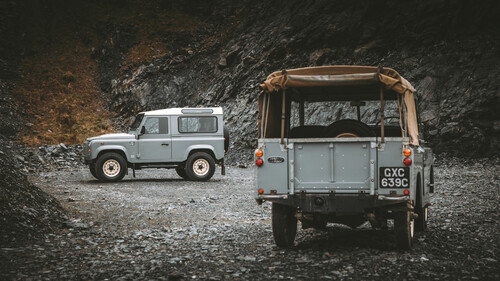 Land Rover Classic Defender Works V8, Sondermodell „Islay Edition“ (links), und der Wagen der Serie IIa von Spencer Wilks aus dem Jahr 1965.
