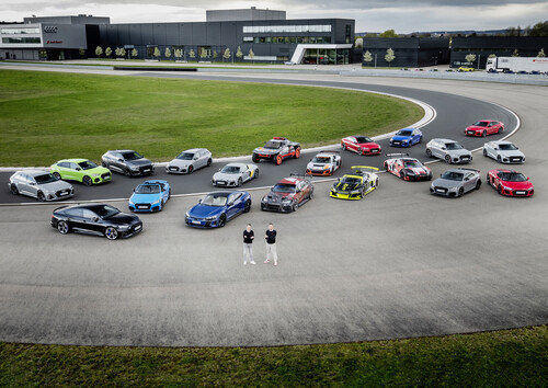 Rolf Michl und Sebastian Grams, Geschäftsführer Audi Sport GmbH, mit einer Auswahl der High-Performance-Modelle.