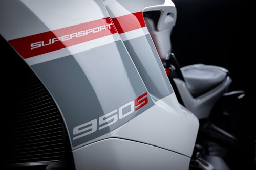 Ducati Supersport 950 S in der Lackierung „Stripe Livery“.