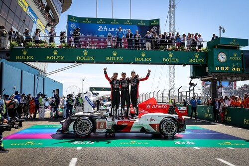 Le-Mans-Sieger 2022: Sébastien Buemi, Brendon Hartley und Ryo Hirakawa mit dem Toyota GR010 Hybrid.