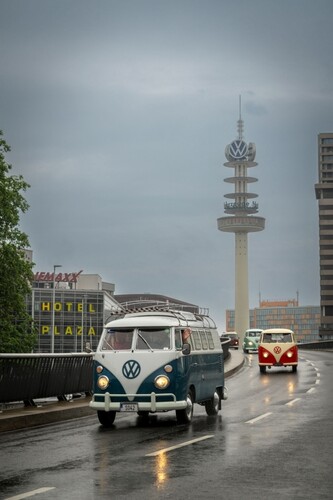 VW-Bus-Festival 2023 in Hannover: Konvoi vom VWN-Werk in Hannover zum Messegelände.