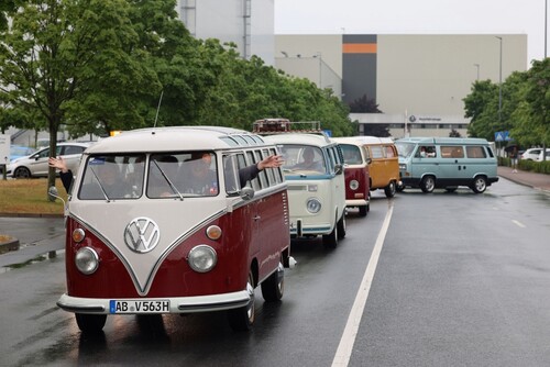 VW-Bus-Festival 2023 in Hannover: Konvoi vom VWN-Werk in Hannover zum Messegelände.