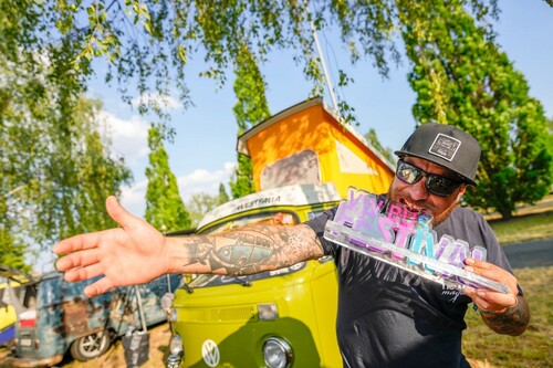 VW-Bus-Festival 2023 in Hannover: „Show &amp; Shine“-Gewinner in der Kategorie „Bestes Tattoo“: Larry Cavalli aus der Schweiz.