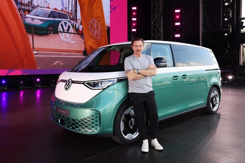 VW-Bus-Festival 2023 in Hannover: Schauspieler Ewan McGregor präsentiert als Europapremiere den ID Buzz mit langem Radstand.